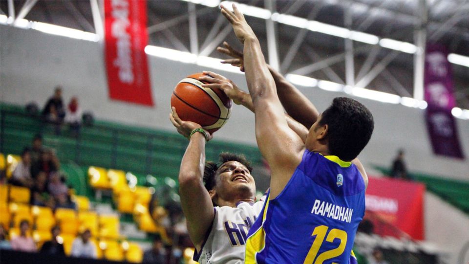 Pemain CLS Knights Surabaya Kaleb Ramot Gemilang saart menghadpai Satya Wacana Salatiga. Copyright: &copy; IBL Indonesia